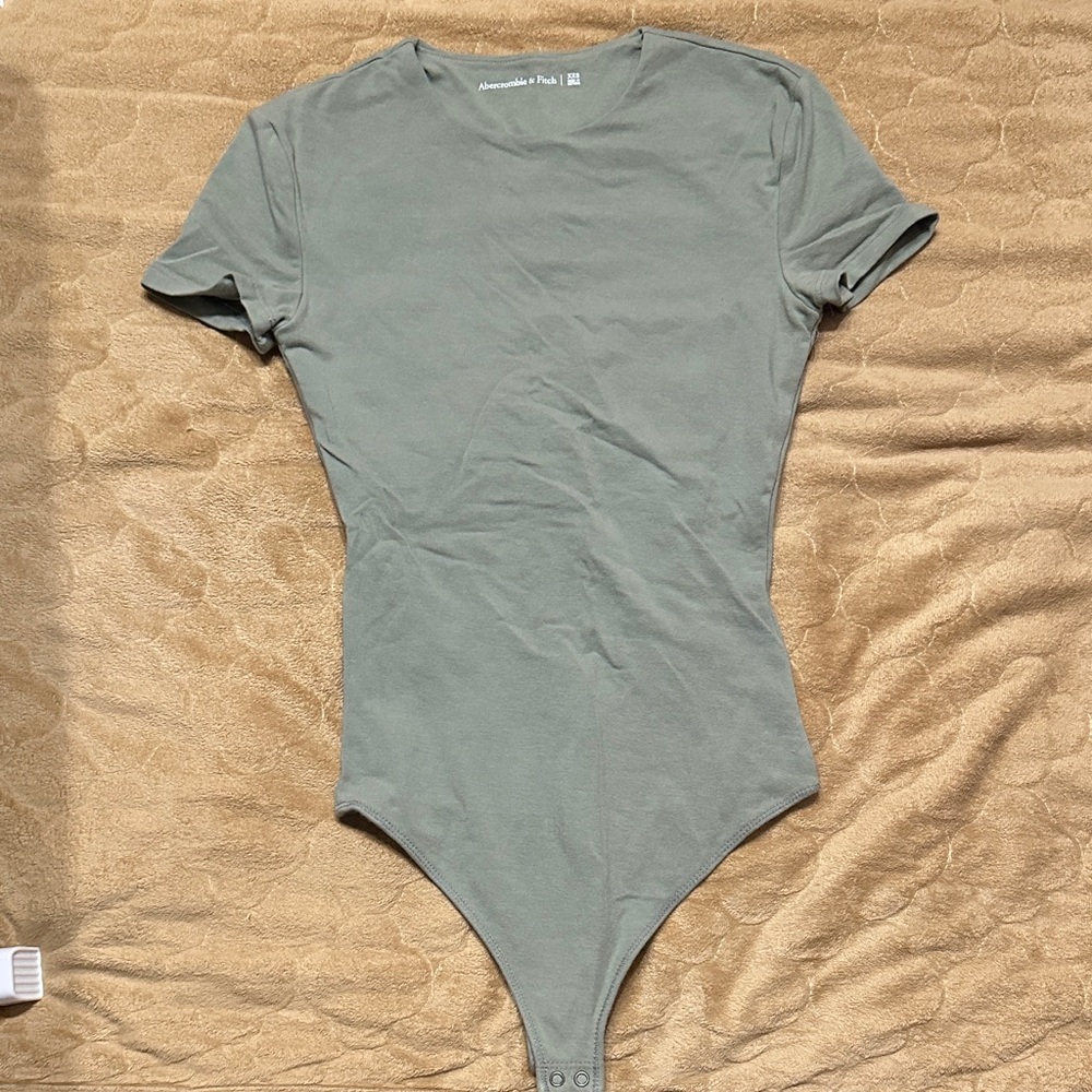 ABERCROMBIE & FITCH Short Sleeve Bodysuit in Sage Green - Picture 6 of 8